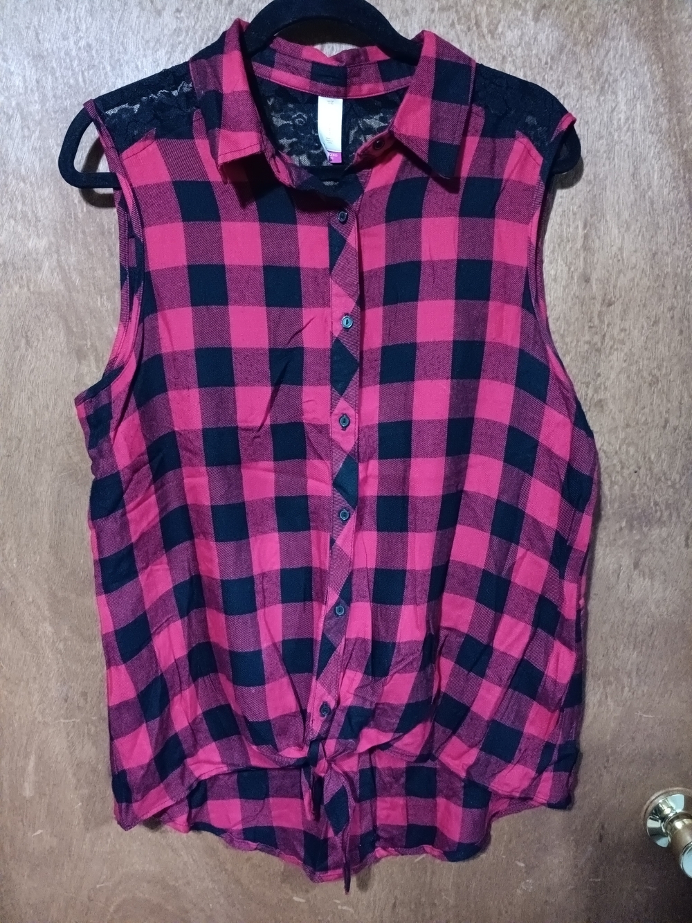 No Boundaries Black and  Red Sleeveless Plaid Button-Front Tie Shirt